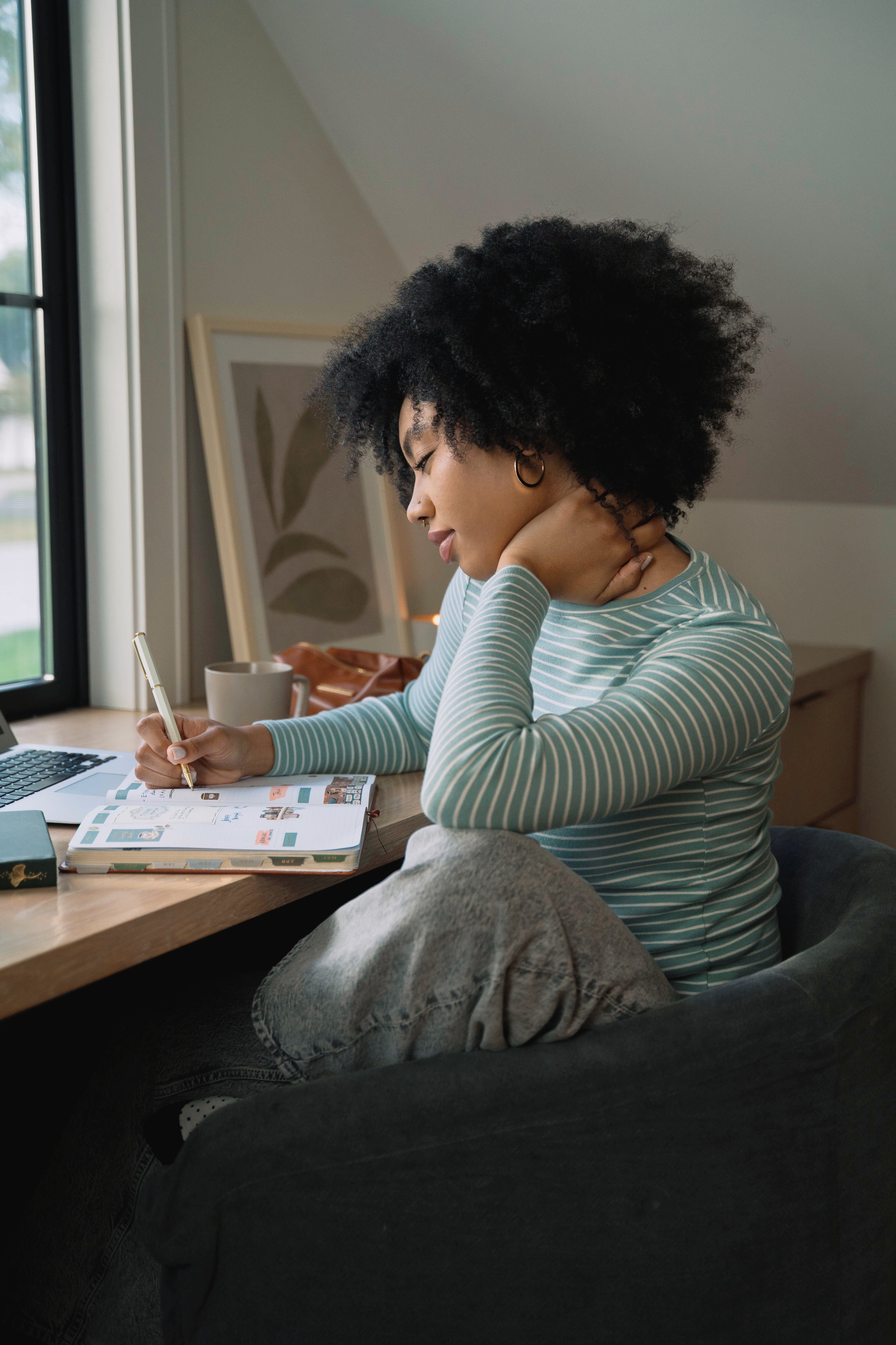 Elegant journals and pens come to life in bright, inspiring spaces. These photos highlight the art of journaling through texture, design, and everyday beauty.